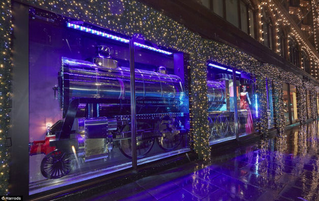 4 Amazing Christmas Window Displays 2013 - Discount Displays Blog